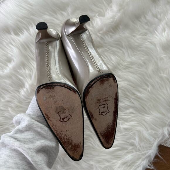 Stuart Weitzman | Womens Metallic Pointed Toe Kitten Heel Pump Pearl Wedding 8.5 - Picture 3 of 8